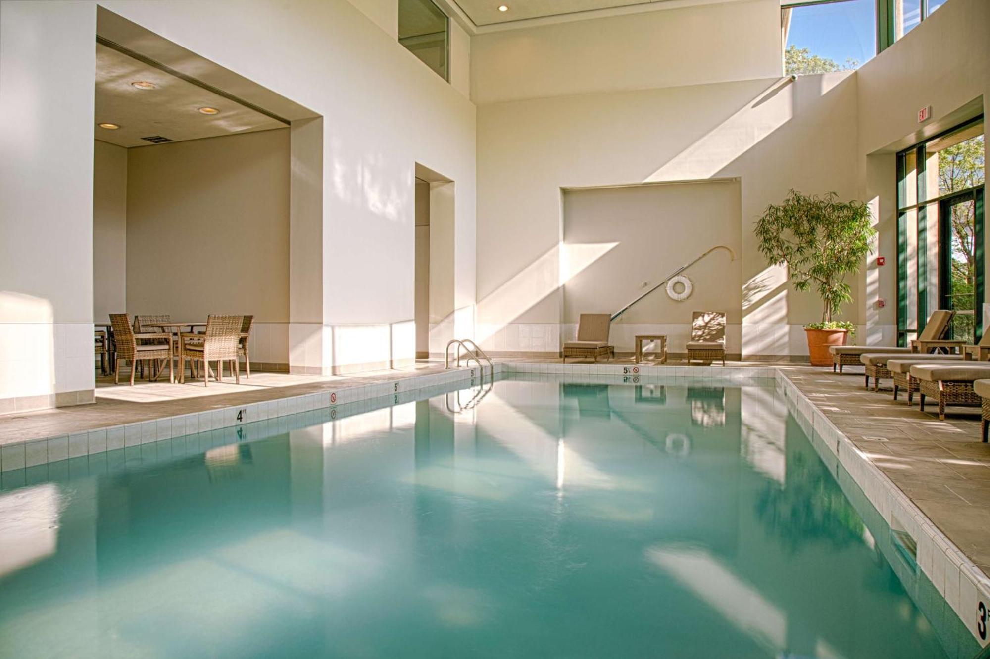 Hotel Embassy By Hilton Chicago O'hare 4*