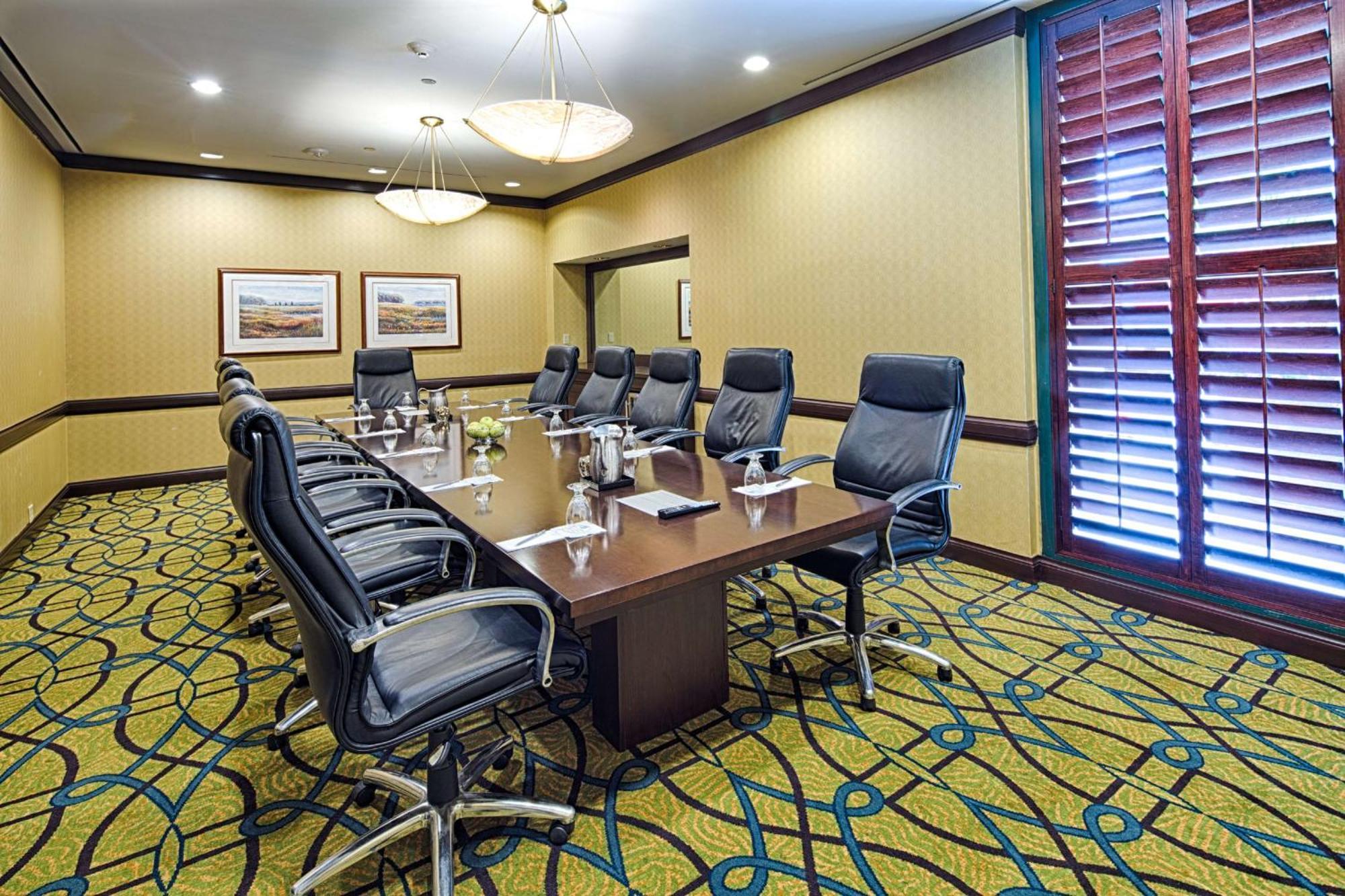 Hotel Embassy By Hilton Chicago O'hare 4*