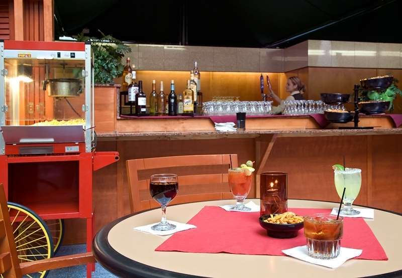 Hotel Embassy By Hilton Chicago O'hare 4*